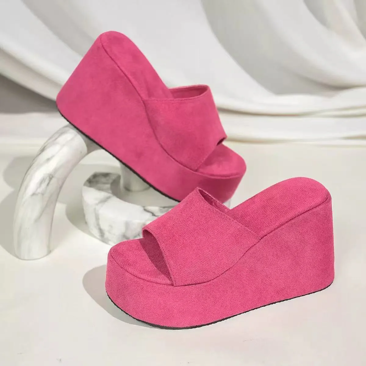 T588-1121  Thick soled slippers are versatile and retro for wearing on the outside