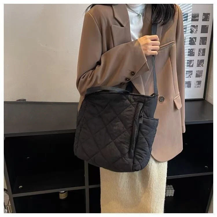 T588-754  Hot-selling handbag - Image 3