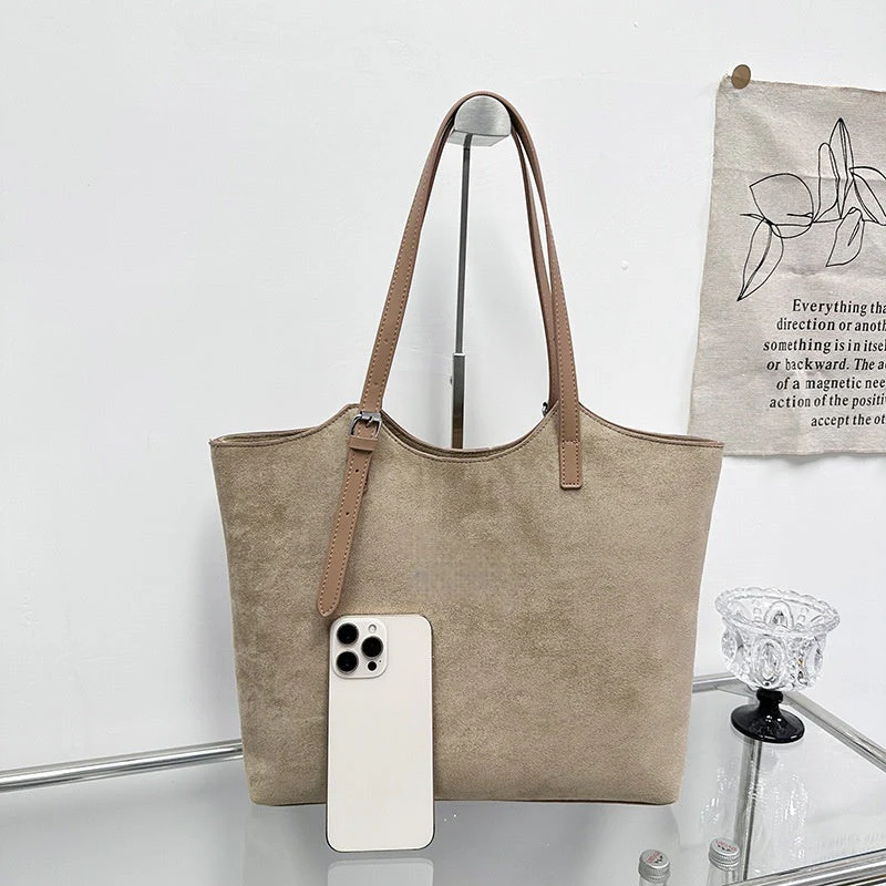 T588-935 Large capacity shoulder and armpit tote bag